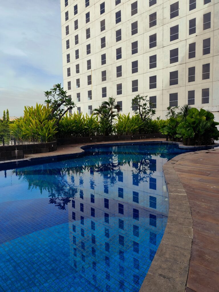 Suasana Infinity Pool Apartemen Tamansari Skylounge Makassar, hunian premium dekat Bandara Sultan Hasanuddin.