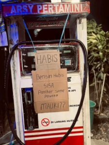Kios BBM eceran dengan tulisan bensin habis akibat kelangkaan BBM di Makassar