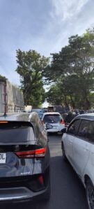 Kemacetan lalu lintas dan antrean kendaraan di jalanan Kota Makassar