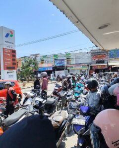 Antrean panjang pengendara sepeda motor mengisi BBM di SPBU Pertamina Makassar